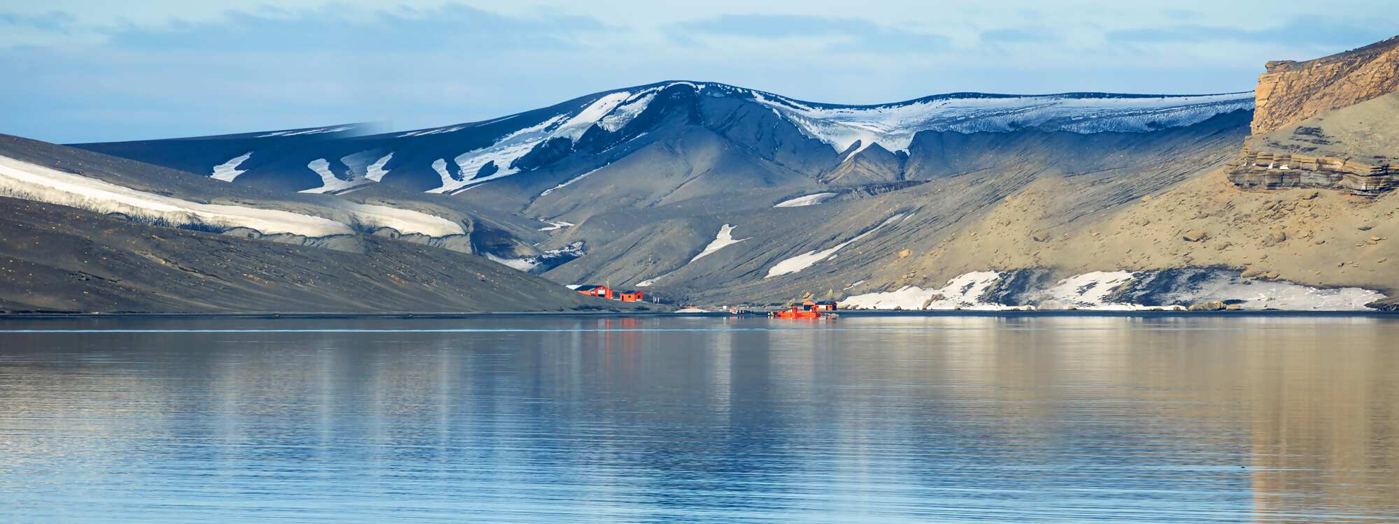 Argentinisches Basiscamp auf Deception Island - Insel der Täuschung in der Antarktis