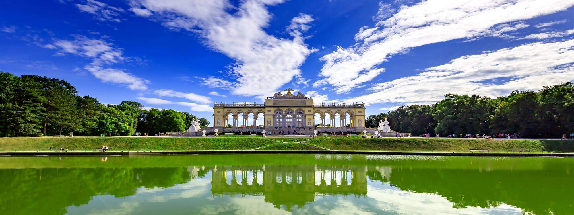 Das Schloss Schoenbrunn mit dem Schlosspark in Wien - Oesterreich